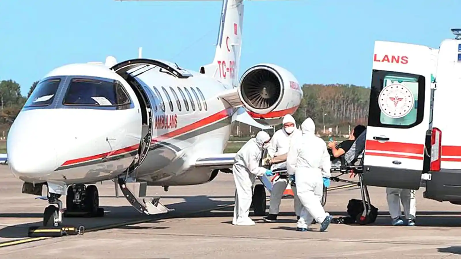 Pistte acil kalkışa hazırlanan ambulans uçak, medikal ekipmanlarıyla donatılmış hava ambulansı hizmeti.