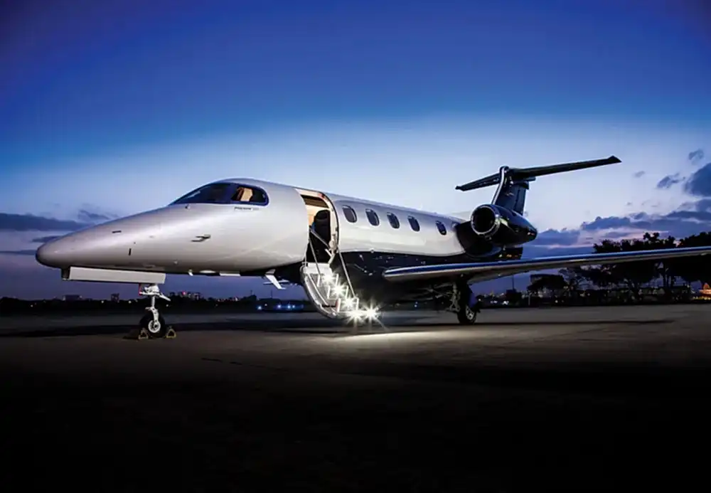 Lüks kabin iç tasarımıyla donatılmış özel jet, VIP uçuş konforunu yansıtan modern bir iç mekan.