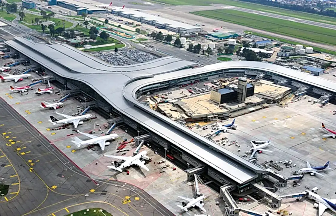 Kolombiya Bogota Havalimanı özel uçak kiralama hizmeti sunan uzun menzilli bir jet ve Bogota şehir manzarası.