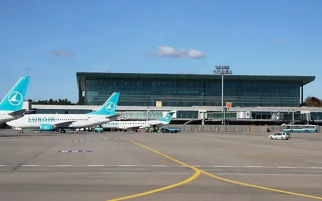 Lüksemburg-Findel Havaalanı özel jet kiralama hizmeti sunan lüks bir jet ve Adolphe Köprüsü.